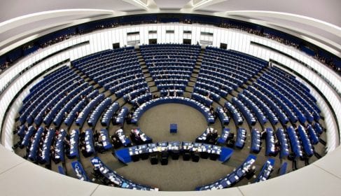 Az Európai Parlament politikai rendőrséget játszik