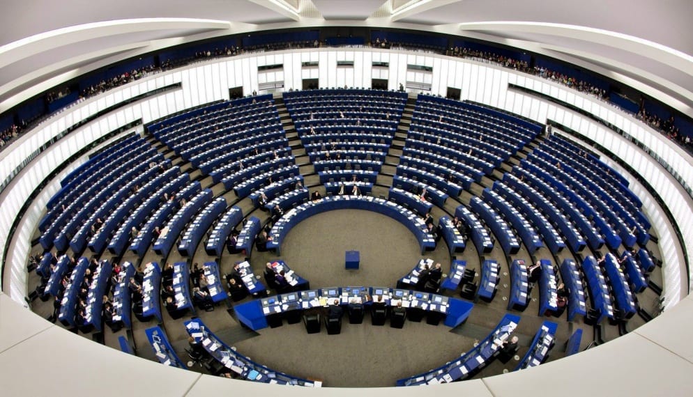 Az Európai Parlament politikai rendőrséget játszik