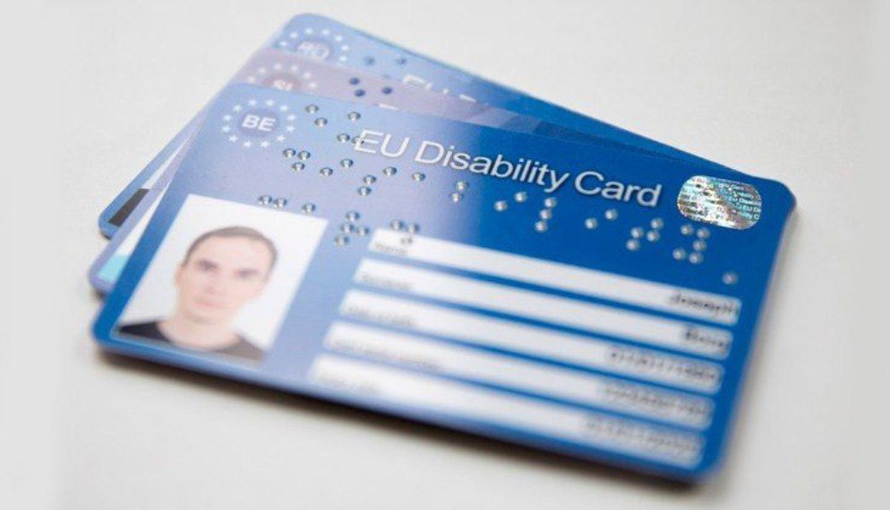 Jön az európai fogyatékossági kártya és az EU-s parkolókártya
